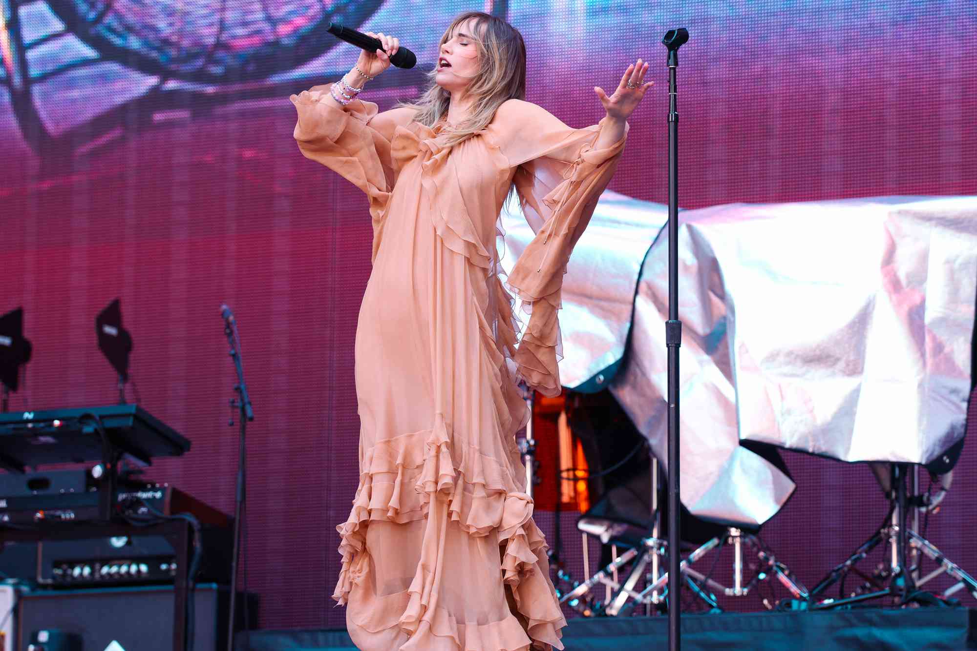 Suki Waterhouse Gives Angelic Aura in Chloé at Taylor Swift’s Eras Tour